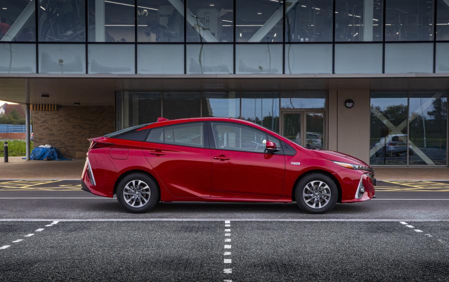  Toyota Prius Plug-in Hybrid Business Edition+ 2019 года  (UK) (фото 28 из 30)